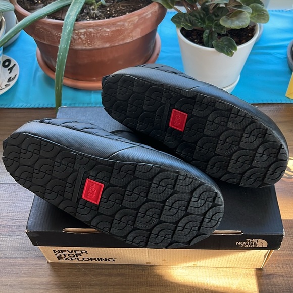 THE NORTH FACE Men's ThermoBall Traction Winter Bootie, TNF Black/TNF White - Picture 3 of 4
